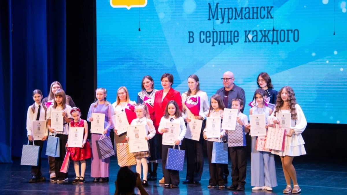 Вручение диплома на сцене