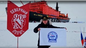 На вершине Земли: юбилейный флаг Мурманска развернули на Северном полюсе