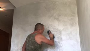 «Мокрый шёлк» на стенах: эффект люкса за 1000 рублей — переливается как дорогой декор, стыков нет, гости ахают