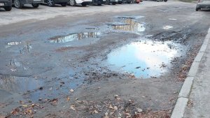 «Скорая весной не проедет»: в Мончегорске засняли «ужасающий двор»