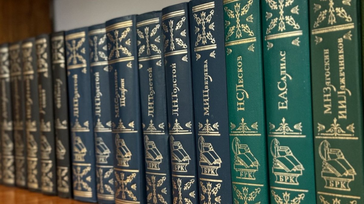 Книги на полке