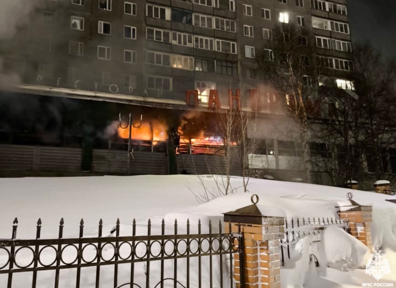 В Мурманске горело здание бывшего ресторана «Панорама» — спасено 20 жильцов соседнего дома