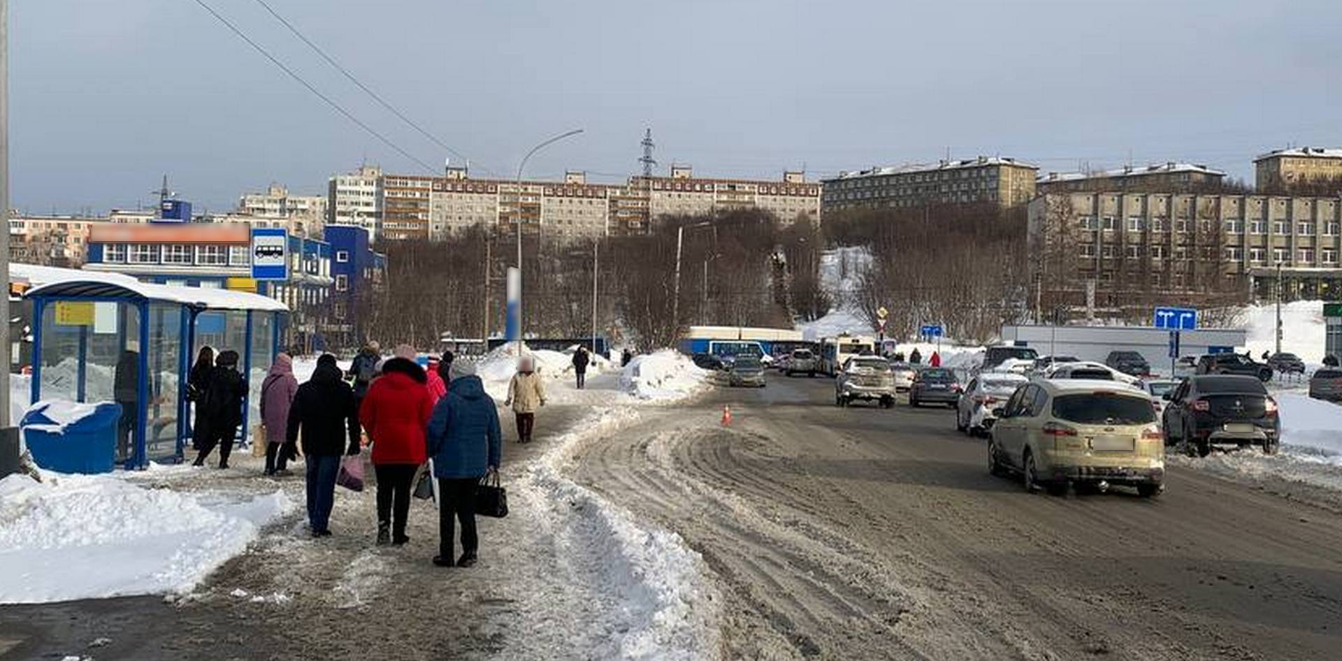 В Мурманске 76-летняя пенсионерка переходила дорогу в неположенном месте — ее сбил Logan