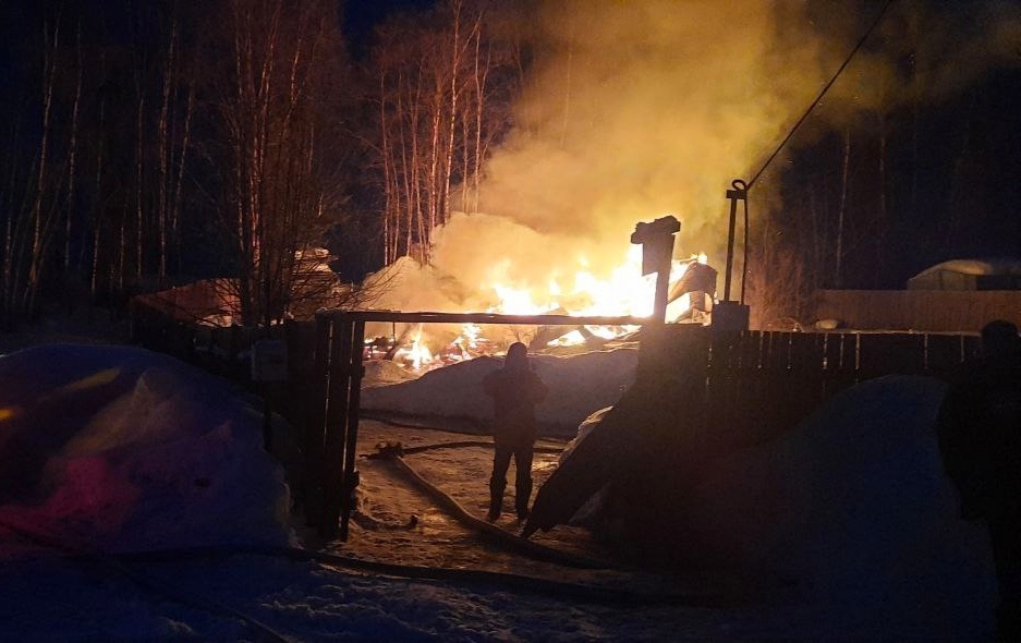 Сгорел дом: пожар в дачном поселке по дороге к Верхнетуломскому тушили 6 часов