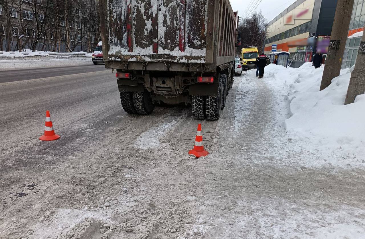 В Мурманске с открытым переломом увезли в больницу сбитую грузовиком 80-летнюю пенсионерку