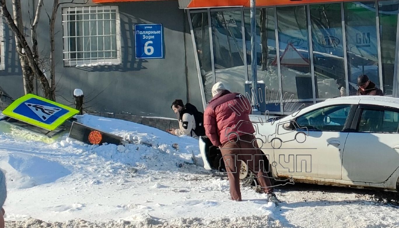 В Мурманске автомобиль сбил светофор на пешеходном переходе