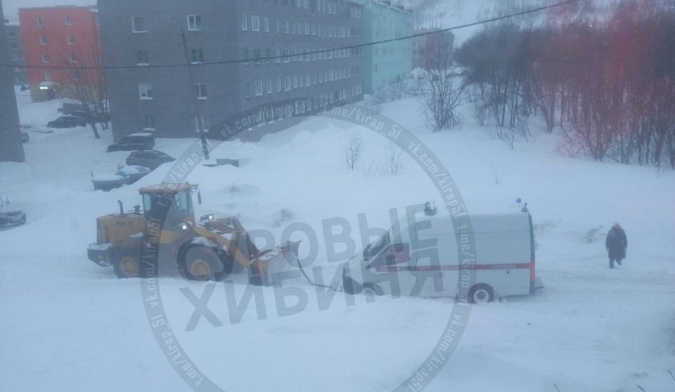 Увязшую в снегу скорую в Кировске пришлось вытаскивать трактором