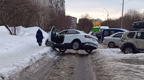 В Мурманске машина, врезавшись в две другие, повисла над дорогой
