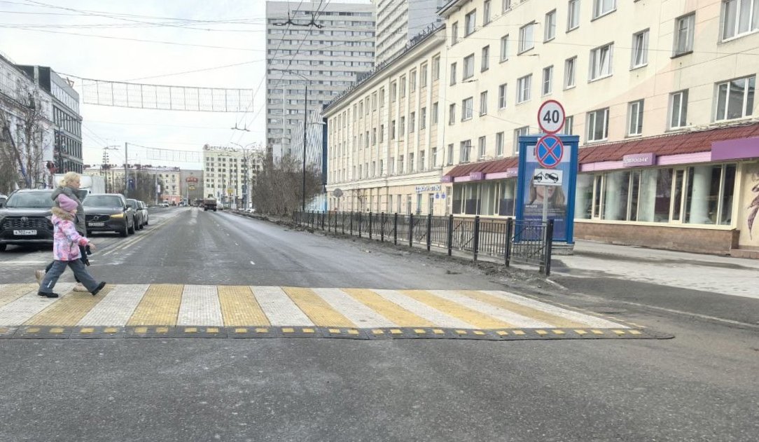 Для повышения безопасности: на пр. Ленина в Мурманске появились временные «лежачие полицейские»