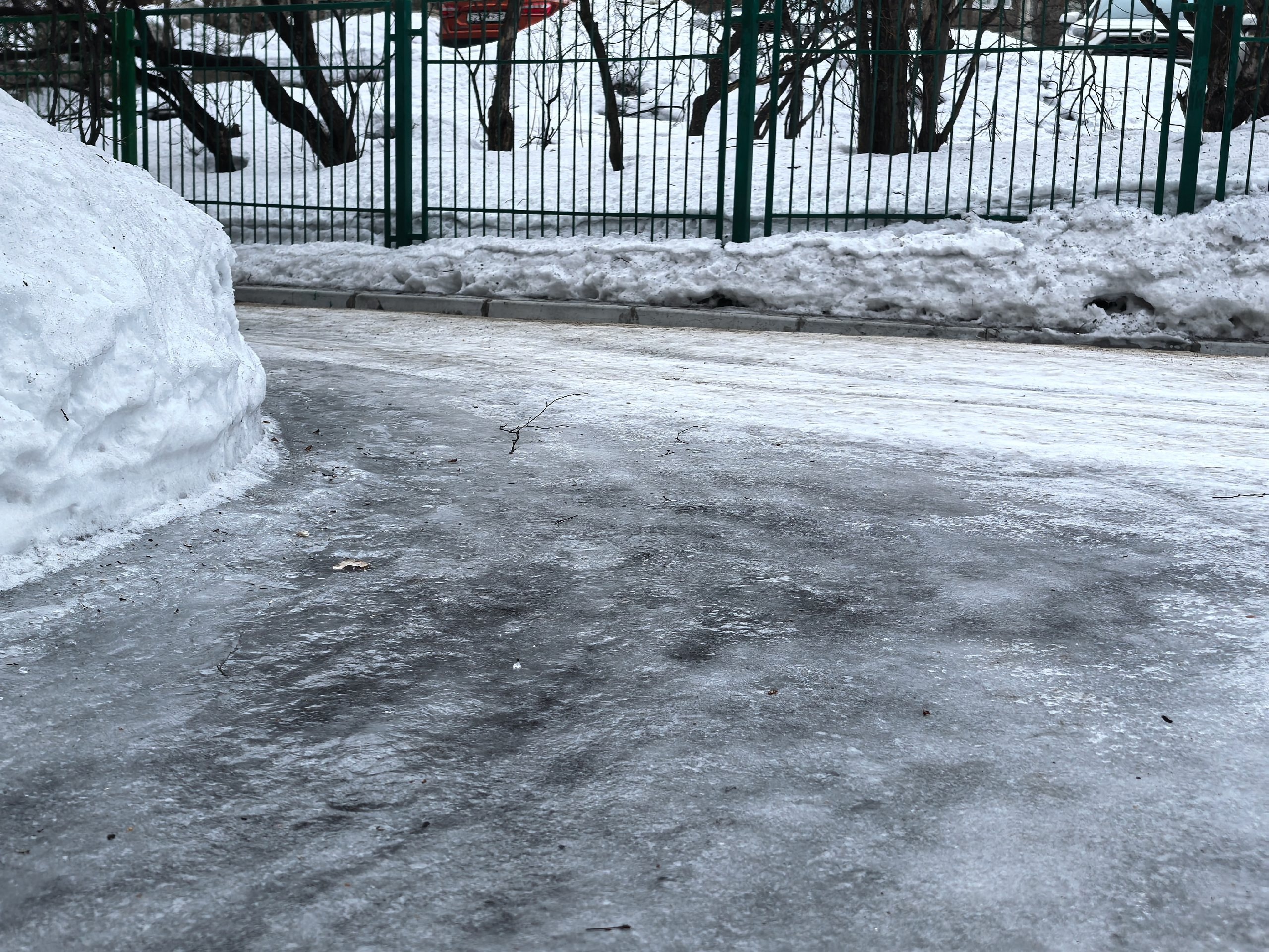 На дорогах Мурманской области сильная гололедица: потепление продолжится, начнутся дожди