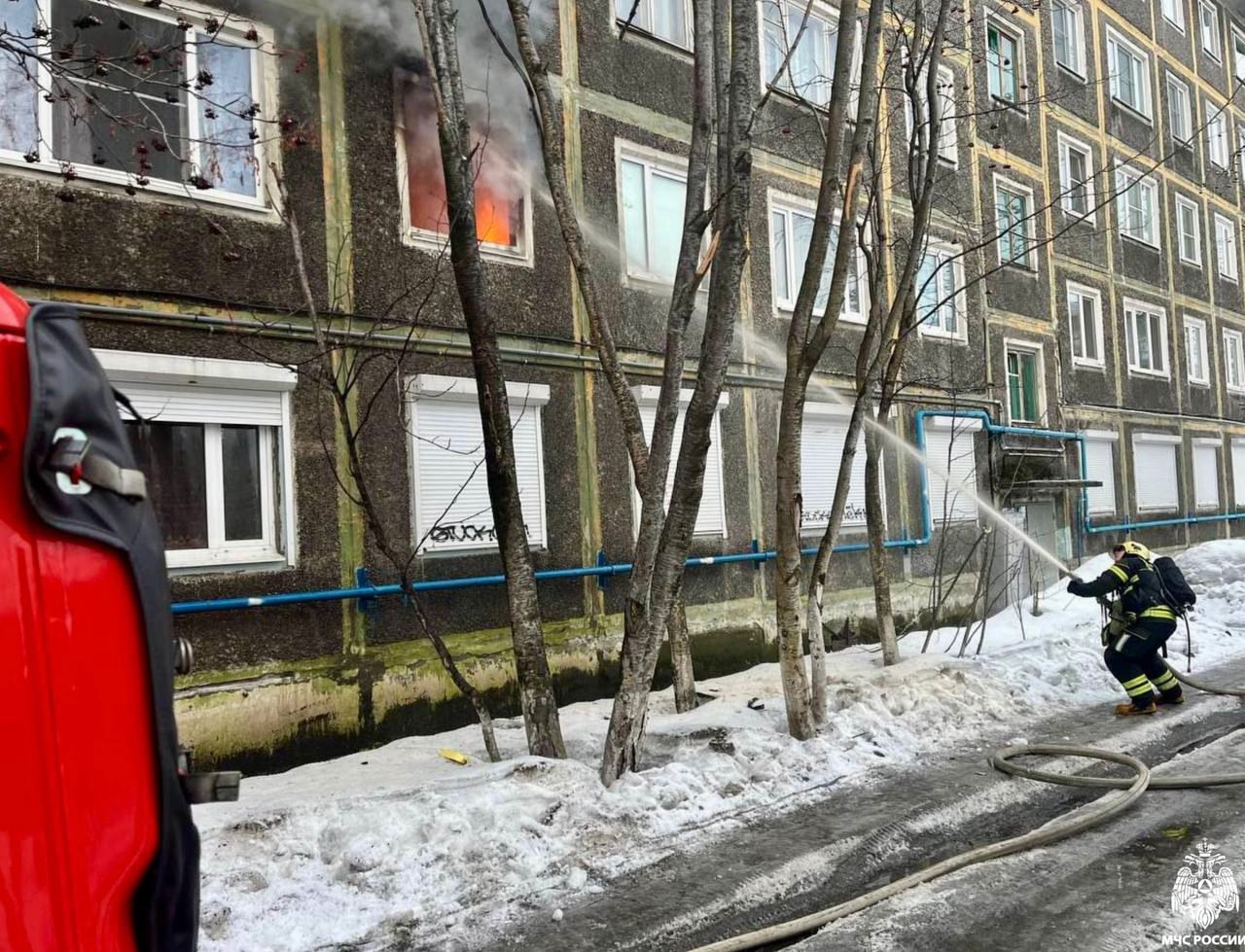 В Мурманске на Кирова из-за горящей квартиры лопнули стекла этажом выше