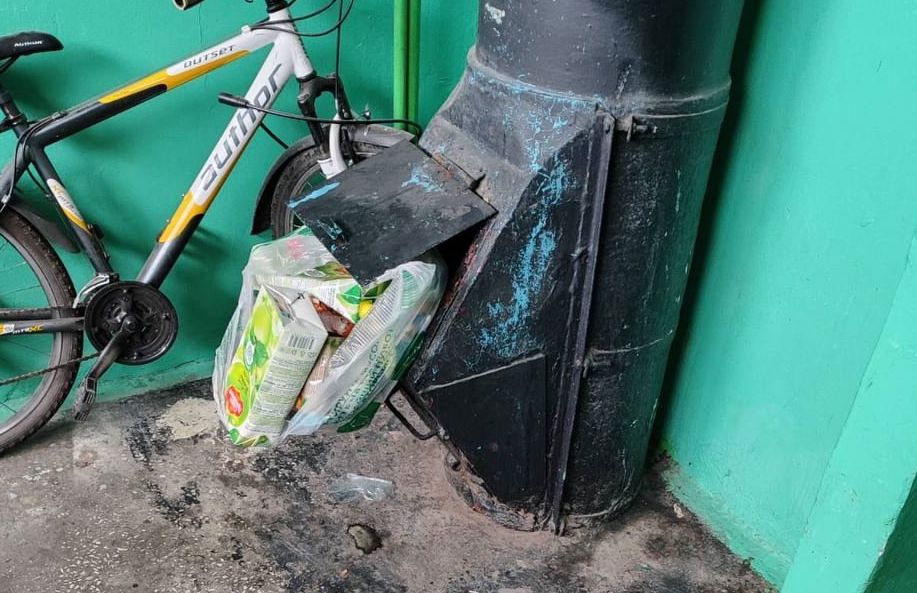В Мурманске жильцы дома пытались «впихнуть невпихуемое» в мусоропровод