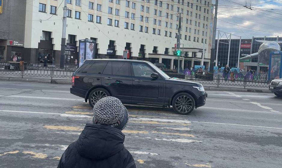 Водитель припарковал внедорожник прямо на «зебре» в центре Мурманска — его ждет штраф