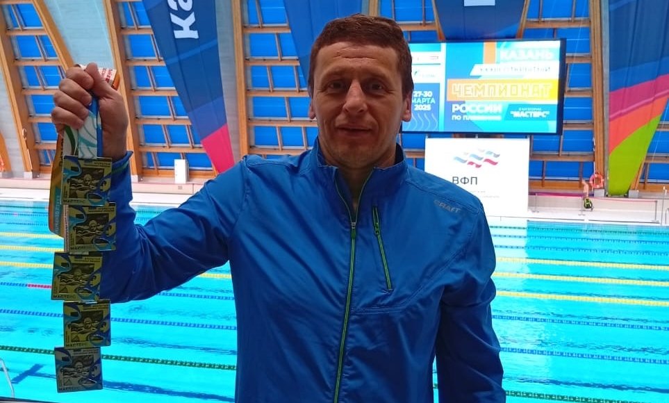 Тренер ДЮСШ Печенгского округа завоевал 4 золотых медали чемпионата России по плаванию