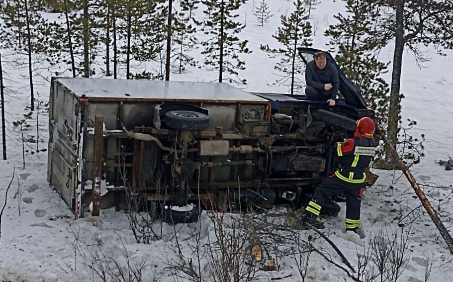 Под Полярными Зорями грузовик оказался в кювете, в Кольском округе поперек дороги развернуло фуру