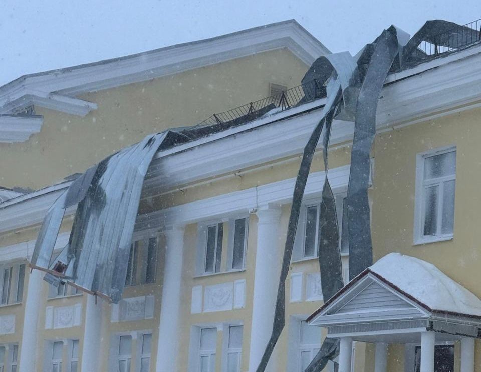 Крышу Дворца культуры в Кировске сдуло ураганным ветром