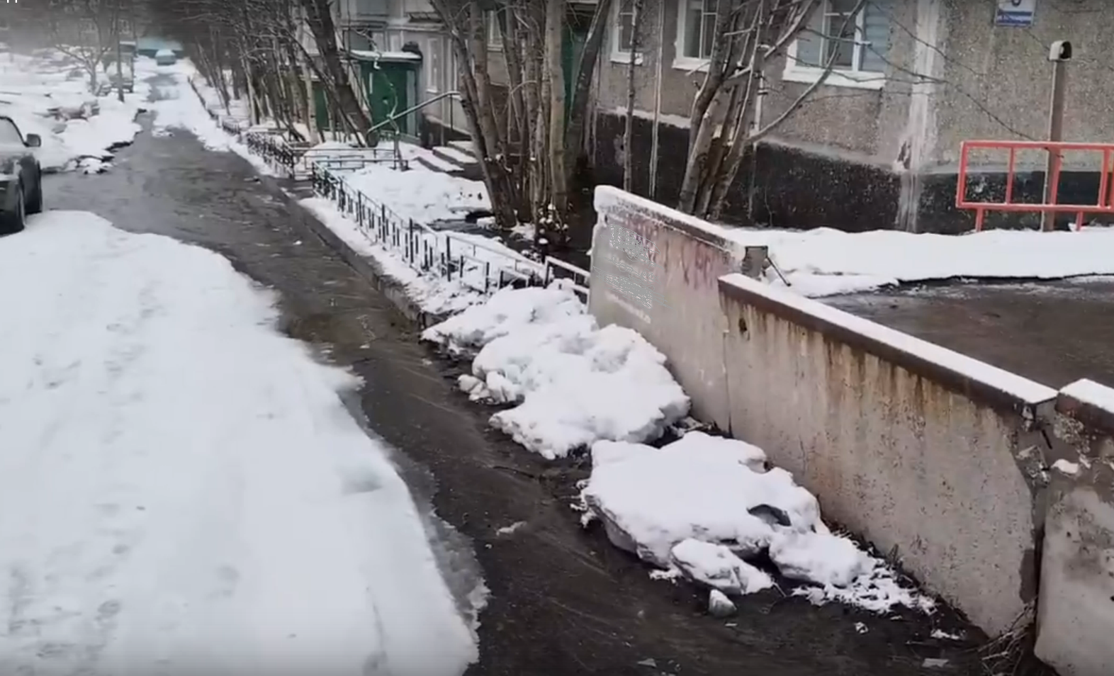 «Из подъезда не выйти»: вдоль дома на ул. Пономарева в Мурманске течет река канализации