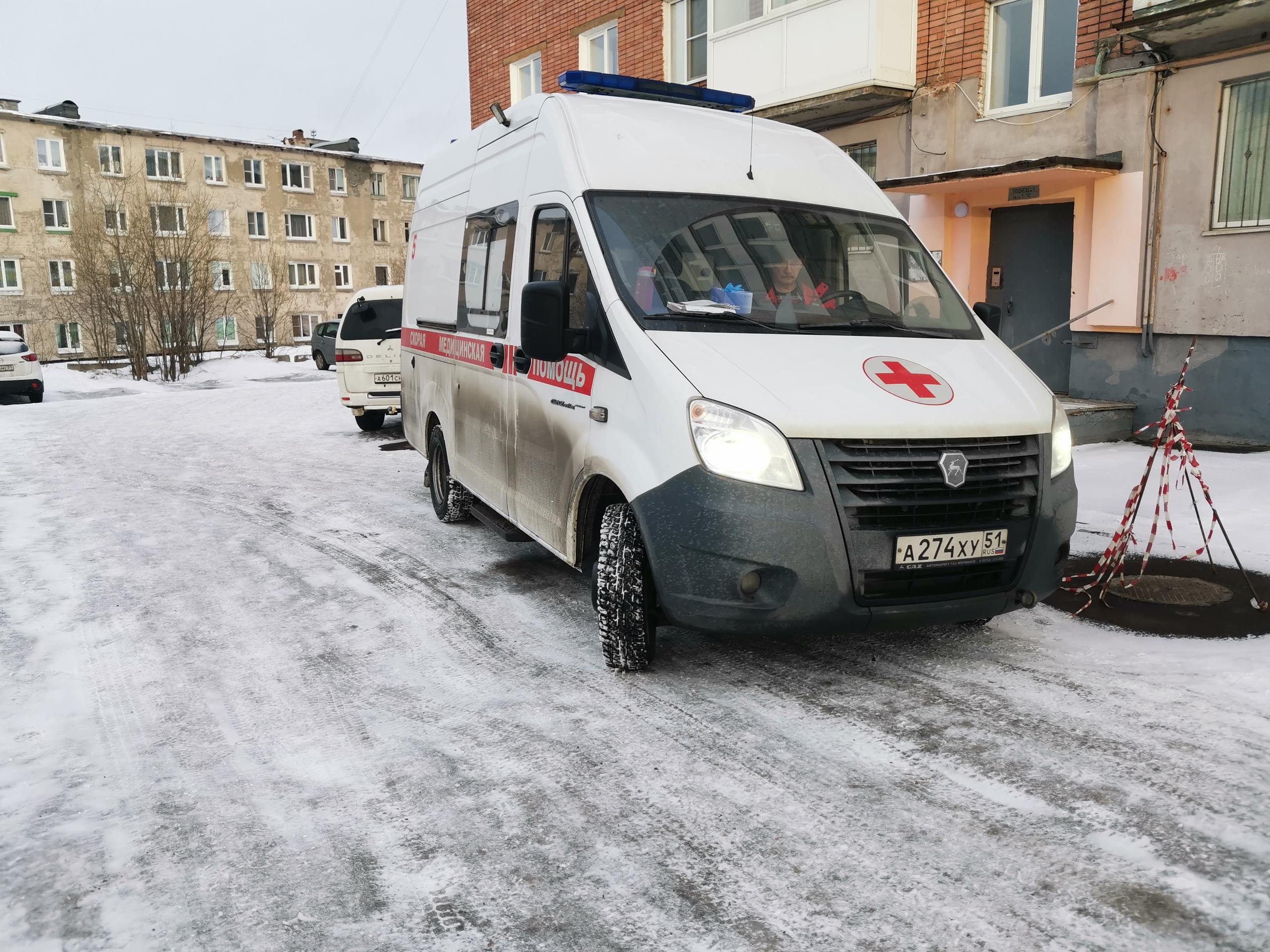 В Кандалакше санитарку из кабинета главврача профилактория увезли в больницу, а потом в морг