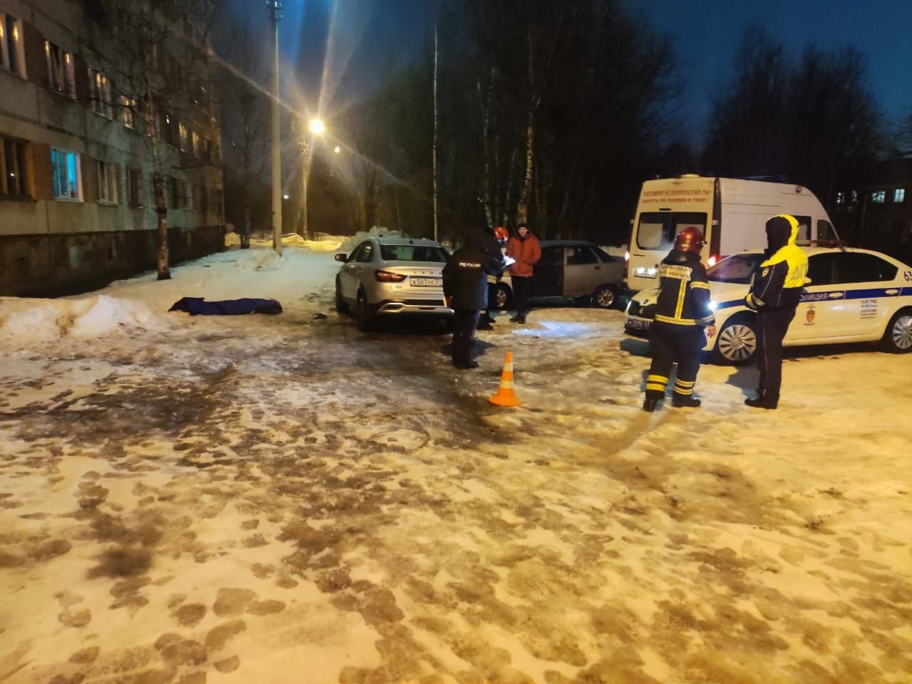 В Апатитах машина задавила пешехода — его доставали из-под авто с помощью пневмоподушки