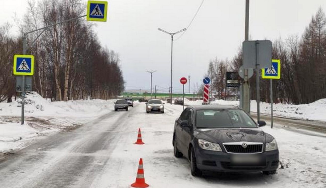 В Апатитах 77-летний водитель Skoda Octavia сбил подростка на пешеходном переходе