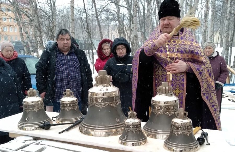 В Зверосовхозе освятили колокола для нового храма