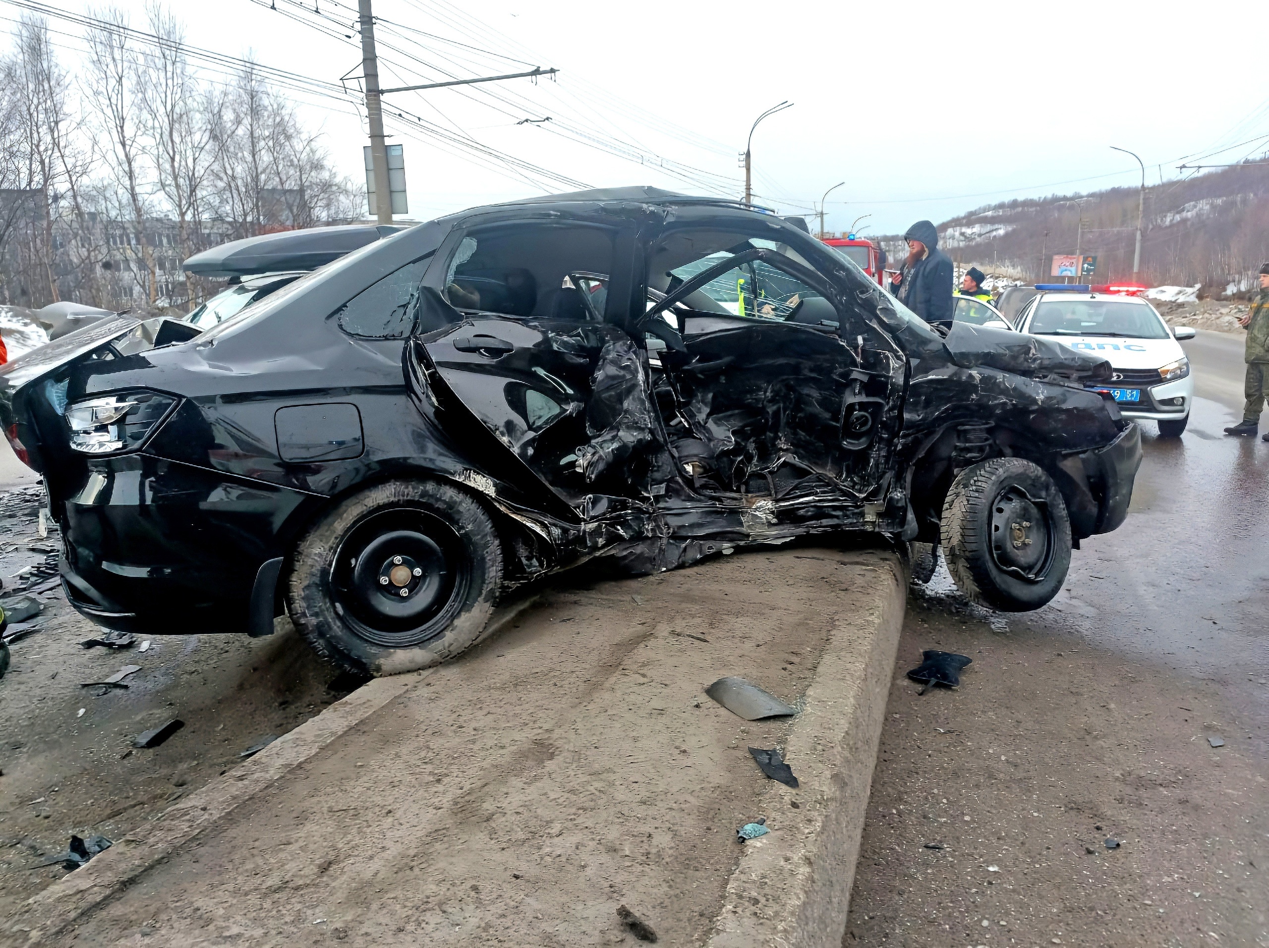 В Мурманске врезались 6 машин — двое человек пострадали