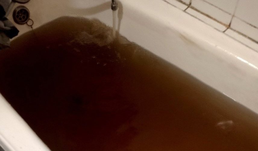 «Цвета виски»: жители Алакуртти возмущены грязной водой, идущей из кранов