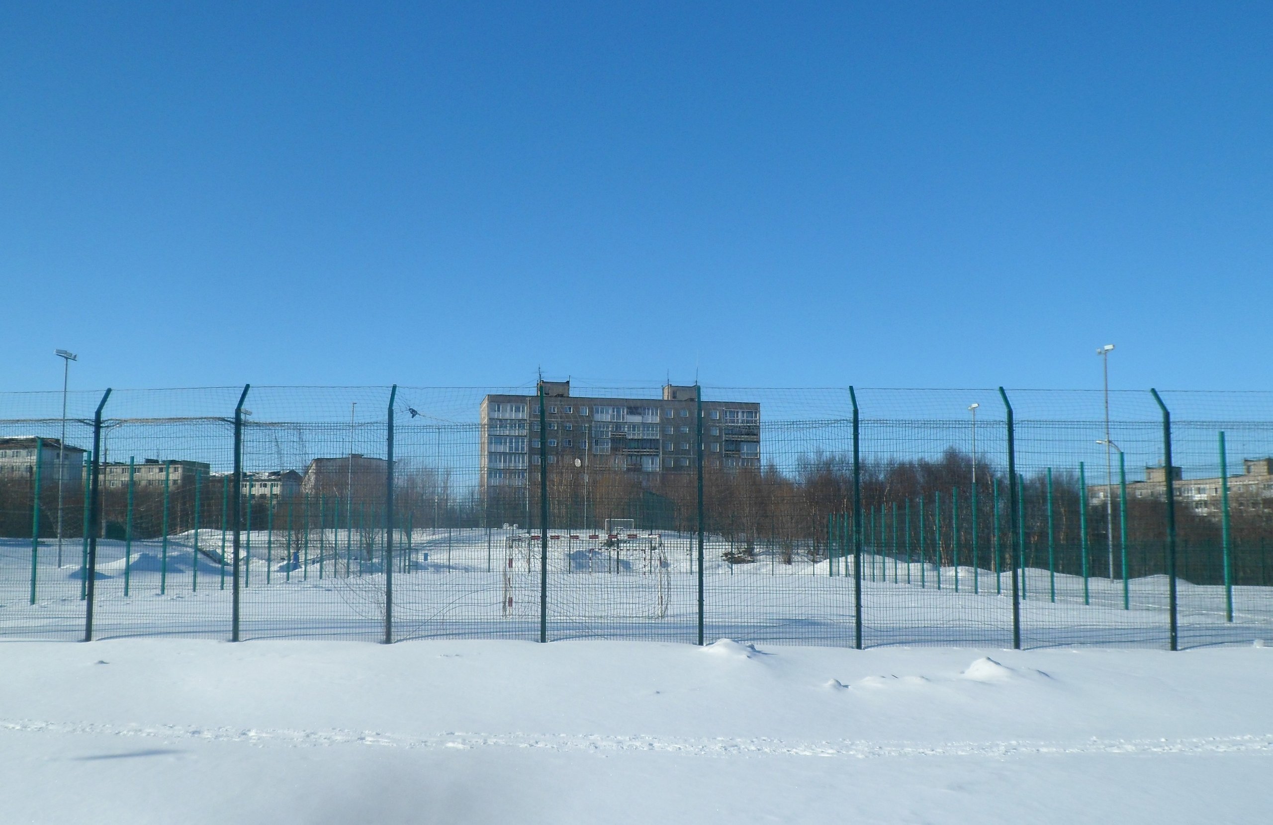 На спортплощадке в Мурманске вандалы сломали баскетбольную стойку — ее пришлось убрать