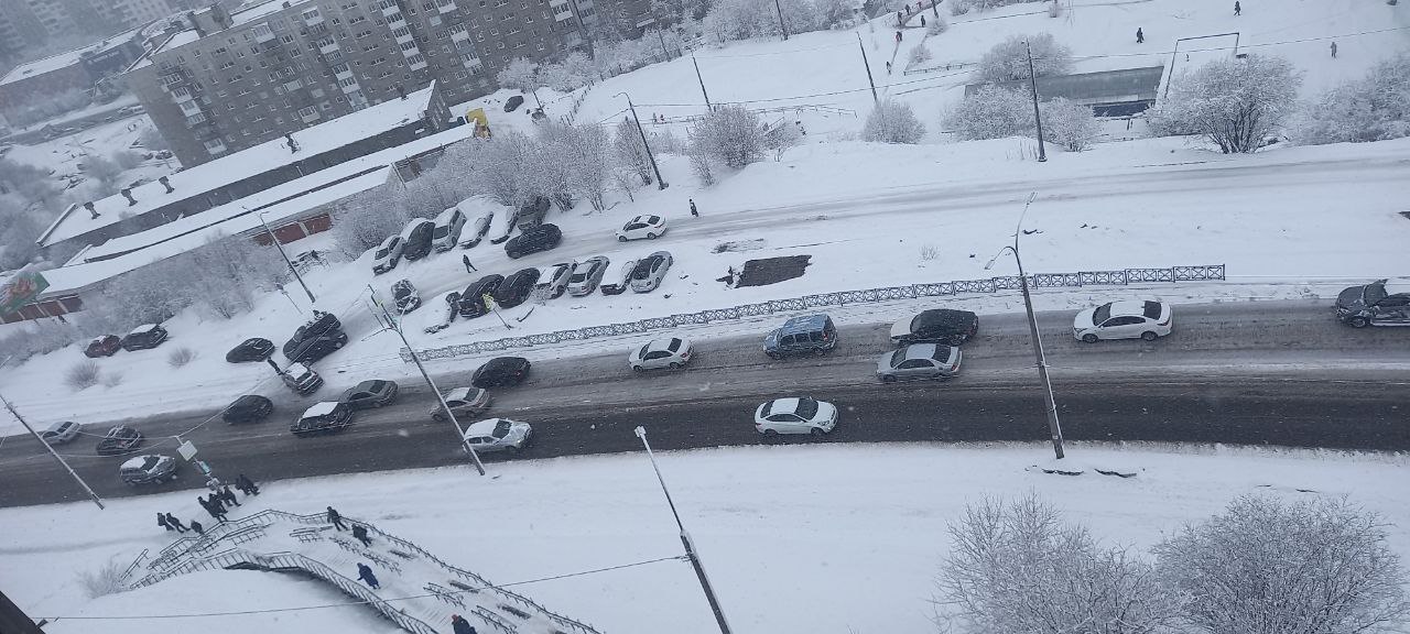 В Мурманске авария из нескольких машин перегородила проезд