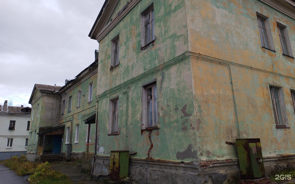 «Все это летит в окно»: с жилого дома в Мурмашах валится шифер и сыпется фасад