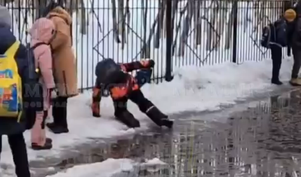 В мурманскую школу № 22 дети идут, держась за забор — дорога превратилась в озеро