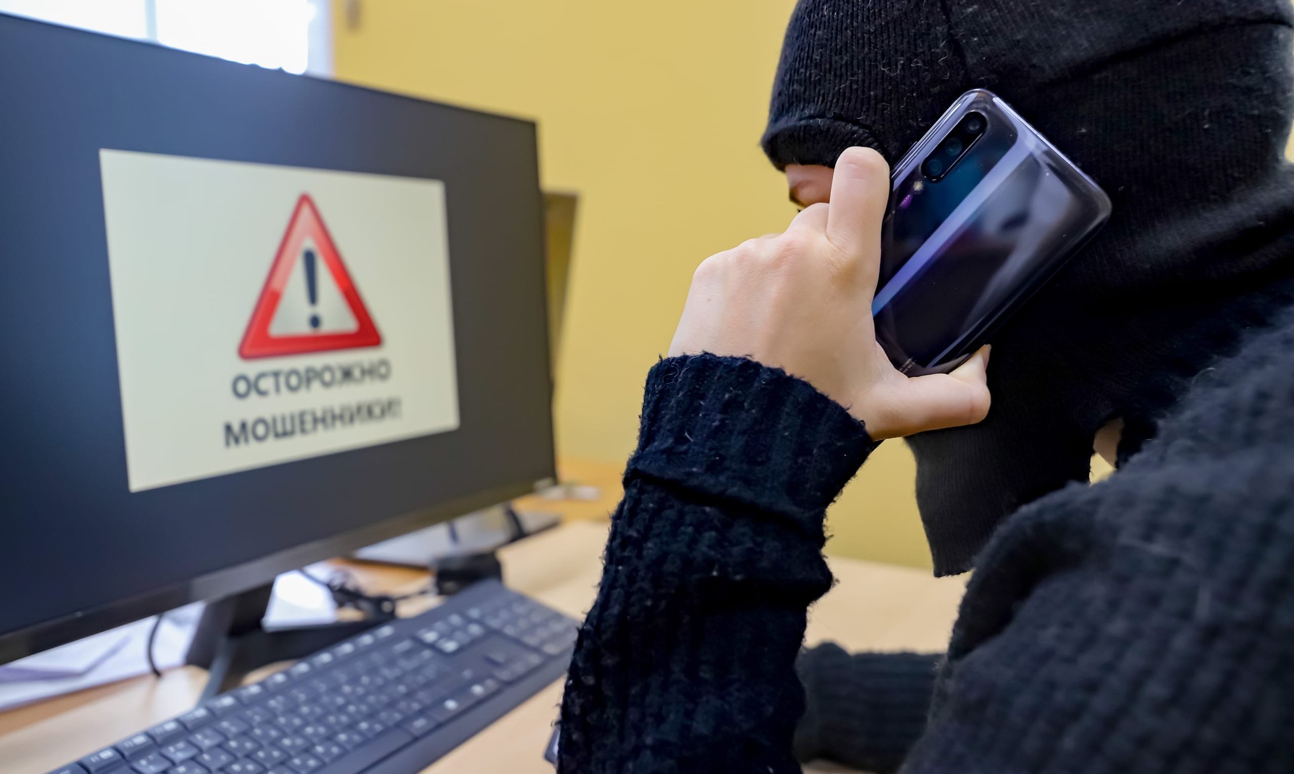 В Североморске 13-летняя школьница по указке аферистов перевела полмиллиона с карты матери
