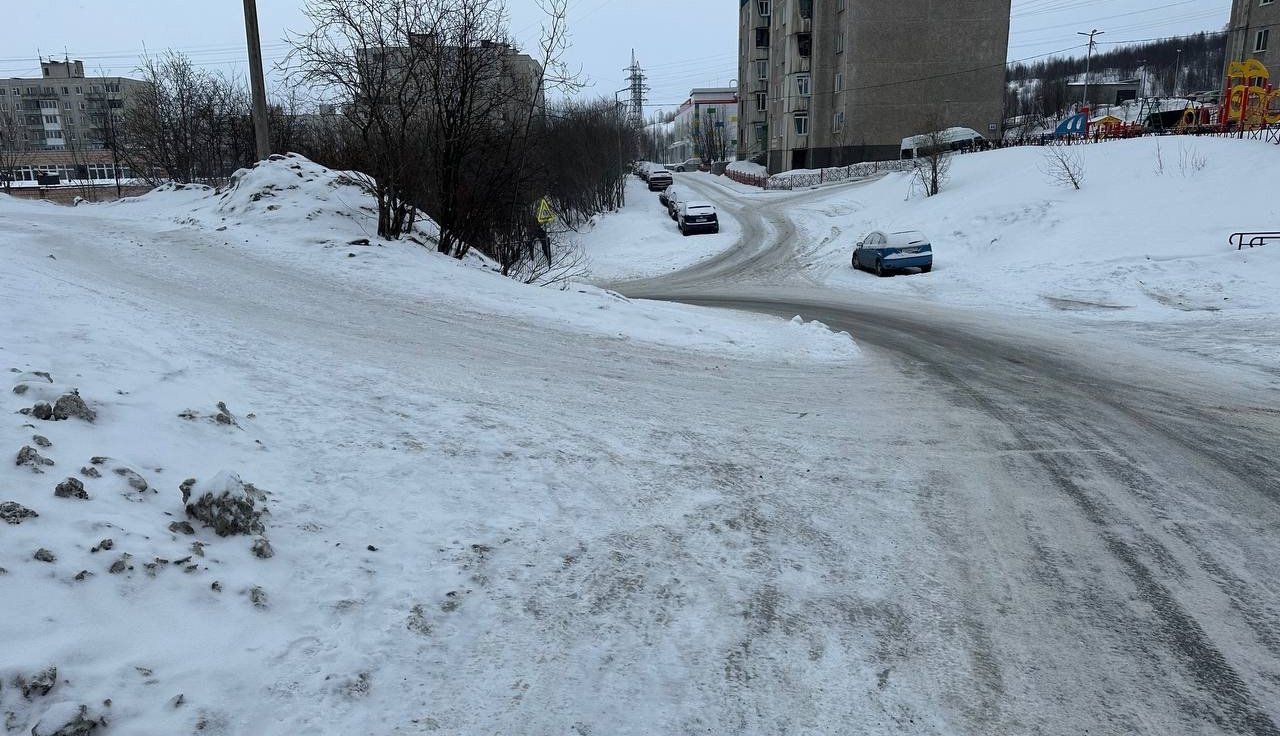 «Поток пешеходов значительный»: мурманчане просят оборудовать переход к школе и детсаду на Орликовой