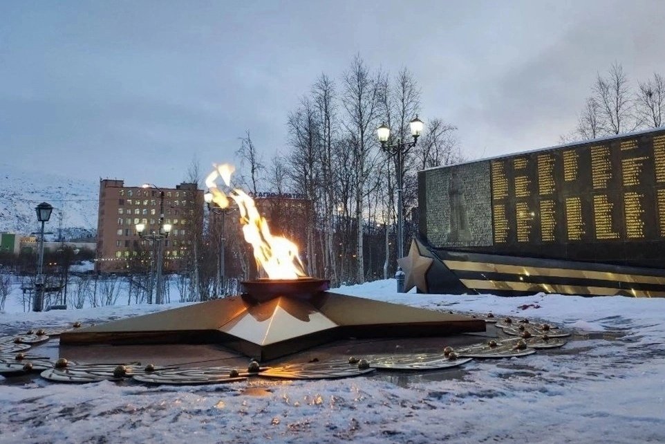 Возле мемориала в Кировске несколько лет назад потух Вечный огонь — он вновь зажжен после реконструкции