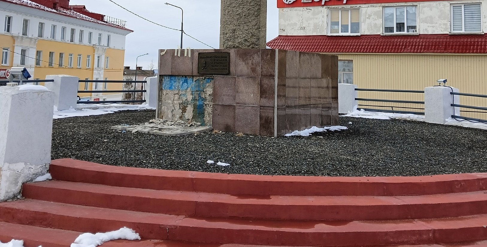 В Никеле упали гранитные плиты с обелиска, посвященного освобождению поселка
