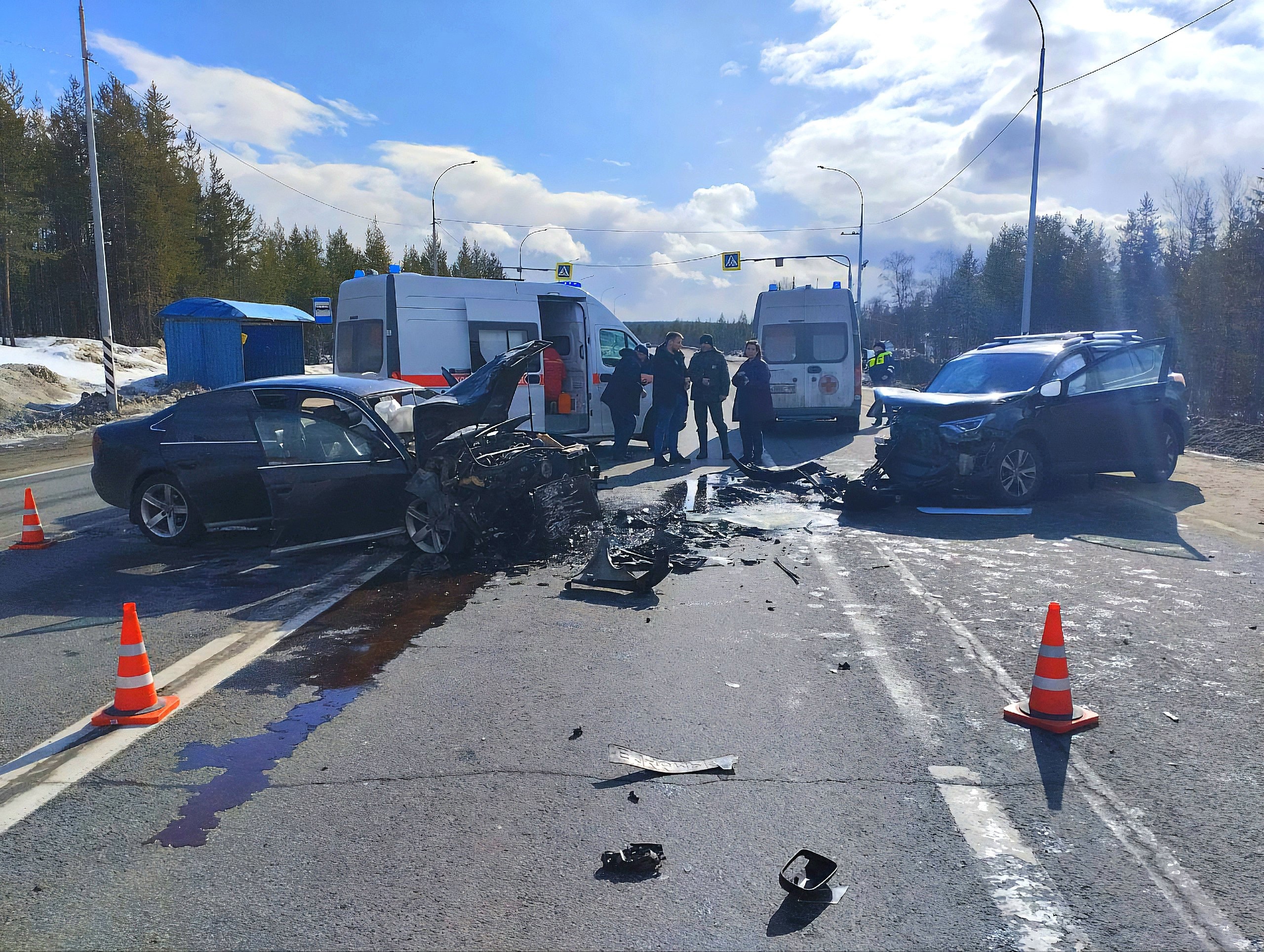 В Кольском округе в лобовой аварии пострадали пятеро человек, троих забрала «скорая»