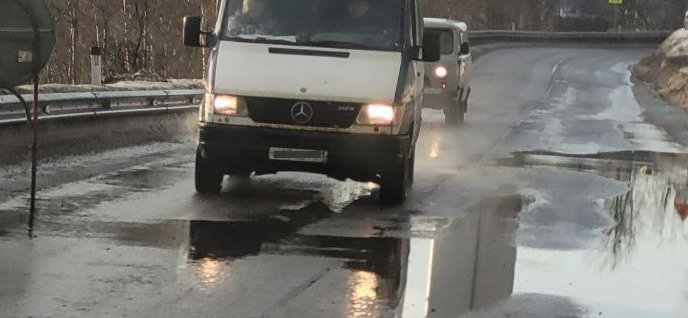 На дороге Никель — Лотта размыло обочину: проезд для транспорта полностью закрыли