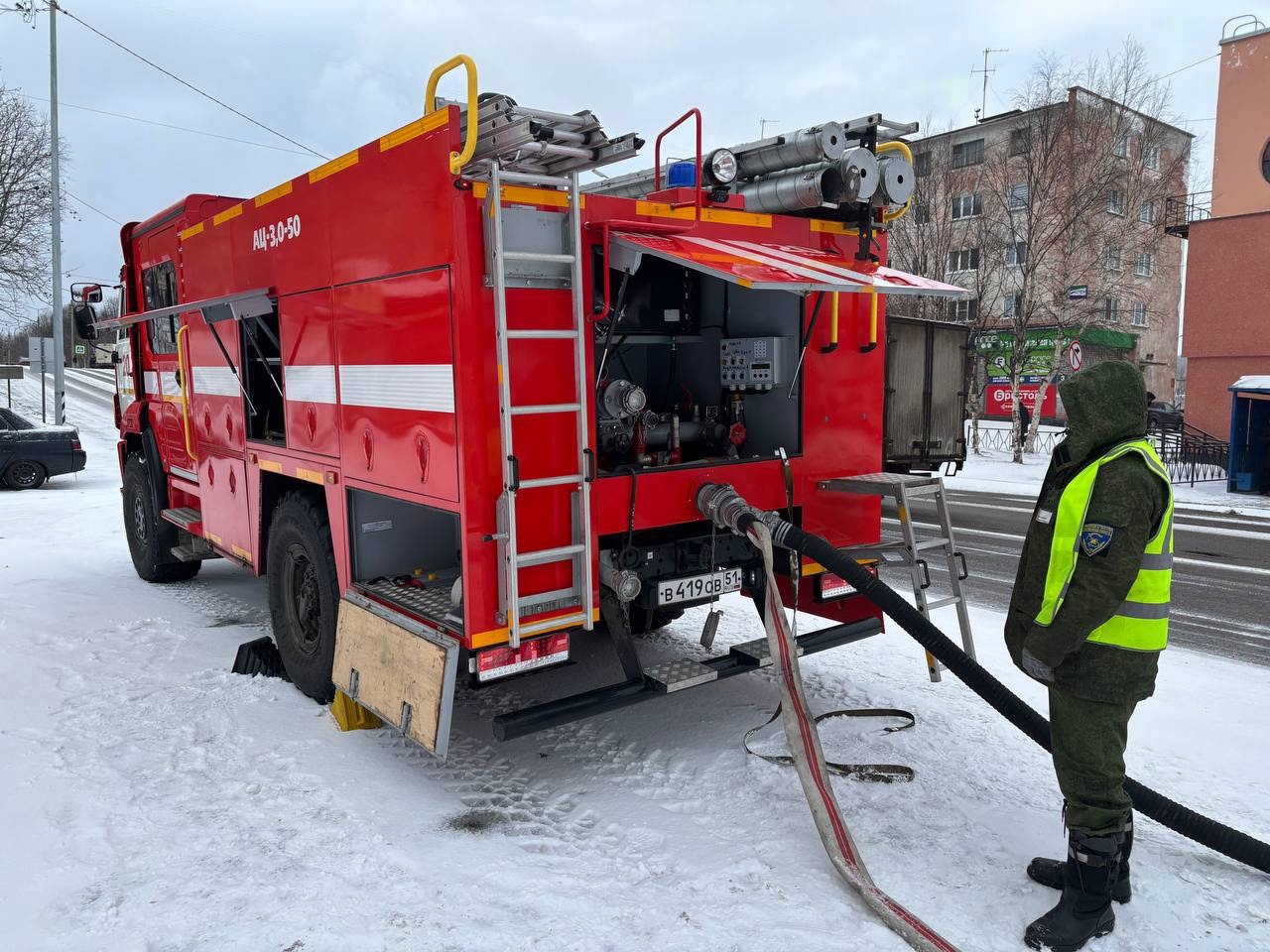 На центральной площади Заполярного сгорел фудтрак