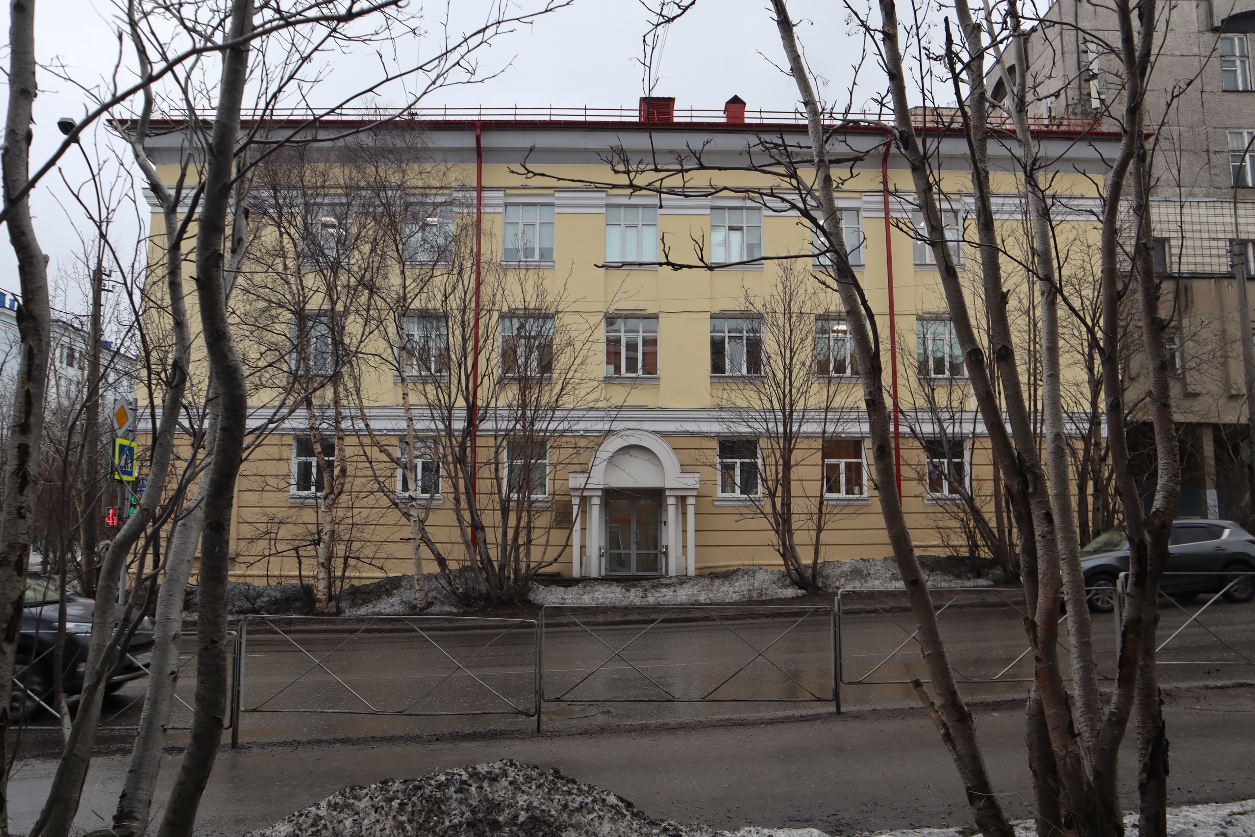 В Мурманске дырявую крышу дома УК починила лишь после предписания