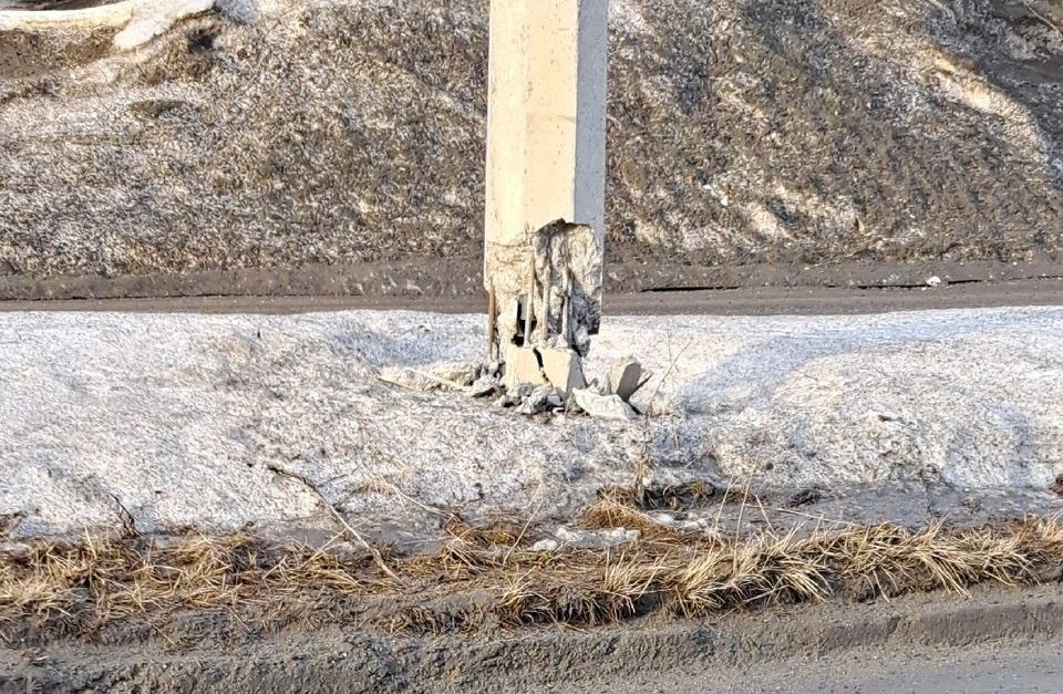 Поврежденный в ДТП фонарный столб заменят в мае — мэрия Апатитов