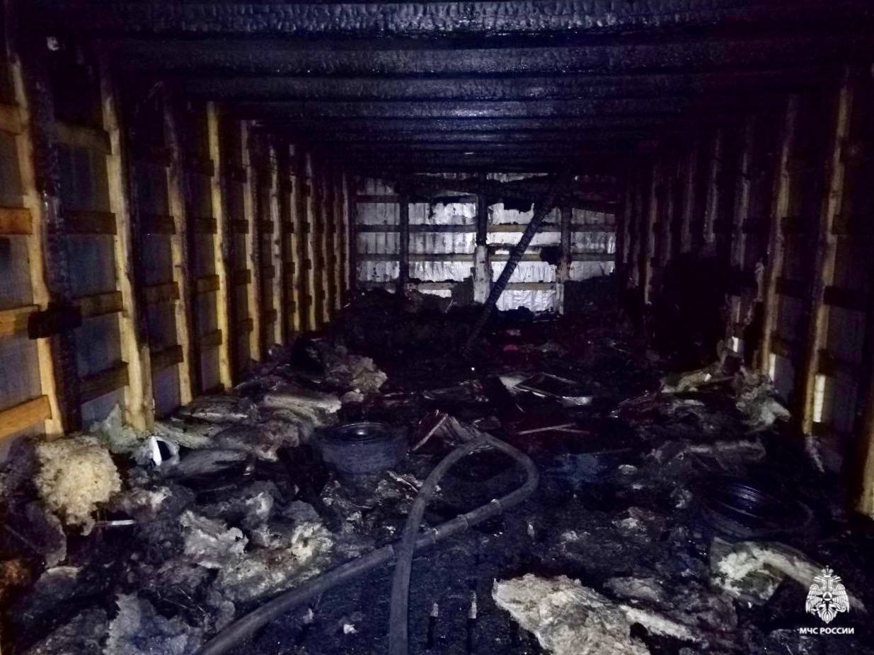 В Мурманске огонь с горящего гаража перекинулся на соседний