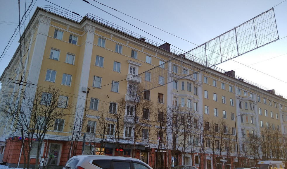 «Фасад с одной стороны начал облезать до того, как закончили вторую» — мурманчане об отремонтированном доме