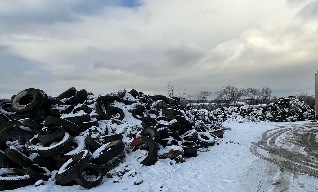 Бесхозные старые покрышки в Мурманске будут складировать на ул. Матросской