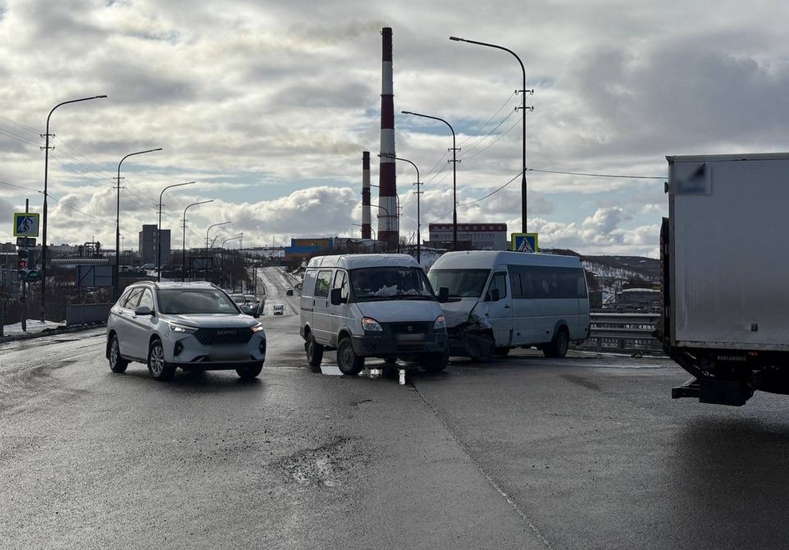 В Мурманске на выезде с Кольского моста столкнулись 2 микроавтобуса