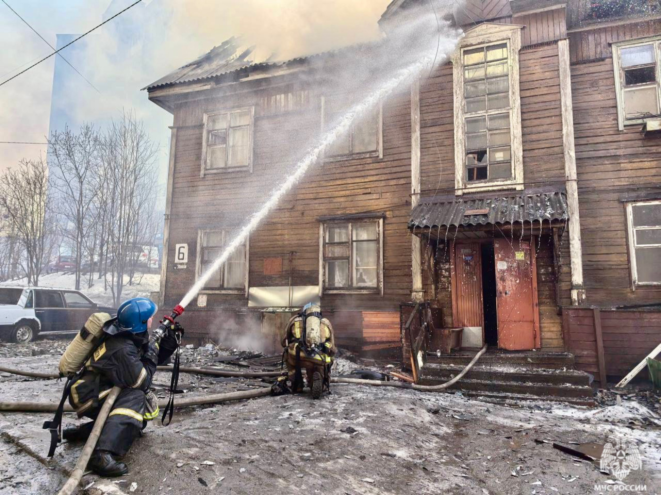 В Мурманске 1 погорельца дома на Сполохах доставили в пункт временного размещения, другие отказались