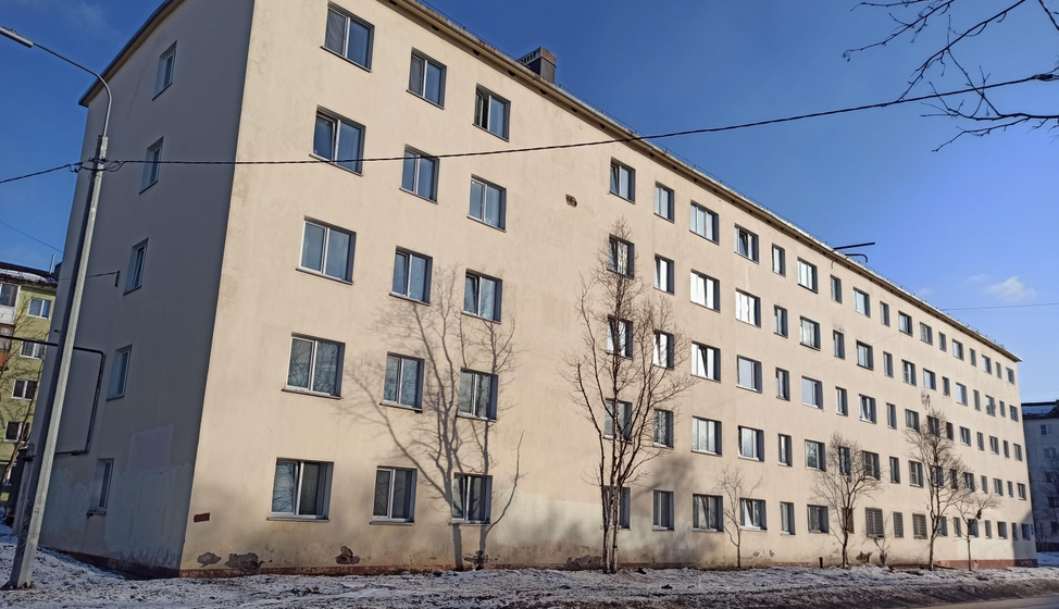 «Выйти тяжело»: мурманская пенсионерка три года ждет установки перил в подъезде и скамьи возле дома