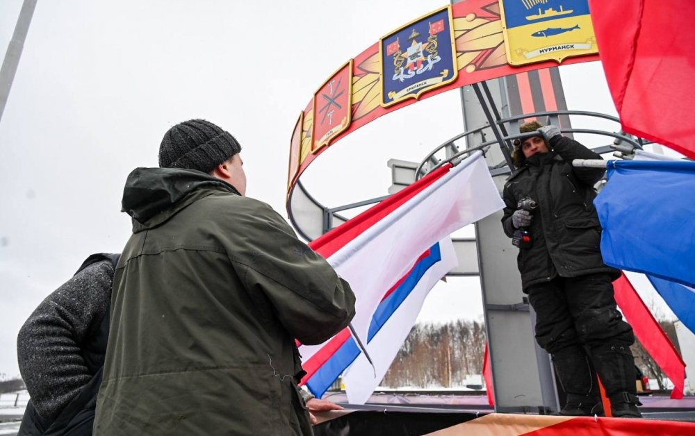 Улицы Мурманска ко Дню Победы украсят почти 8,5 тысячи флагов