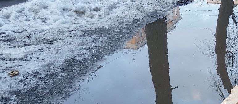 «Яма под лужей на всю дорогу»: в центре Гаджиево образовался искусственный водоем