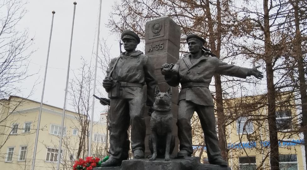 Артисты мурманского театра споют военные песни у памятника «Пограничникам Арктики»