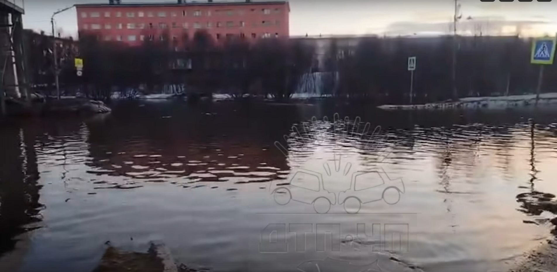 «Пешеходный переплыв»: в Гаджиево затопило дороги